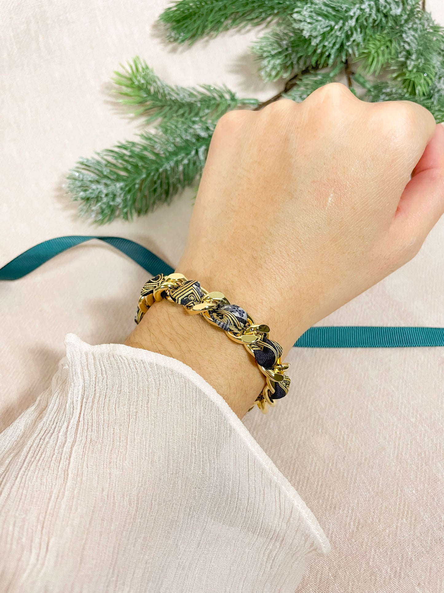 Bracelet Mailles Upcyclé 'Lueur d'Hiver"