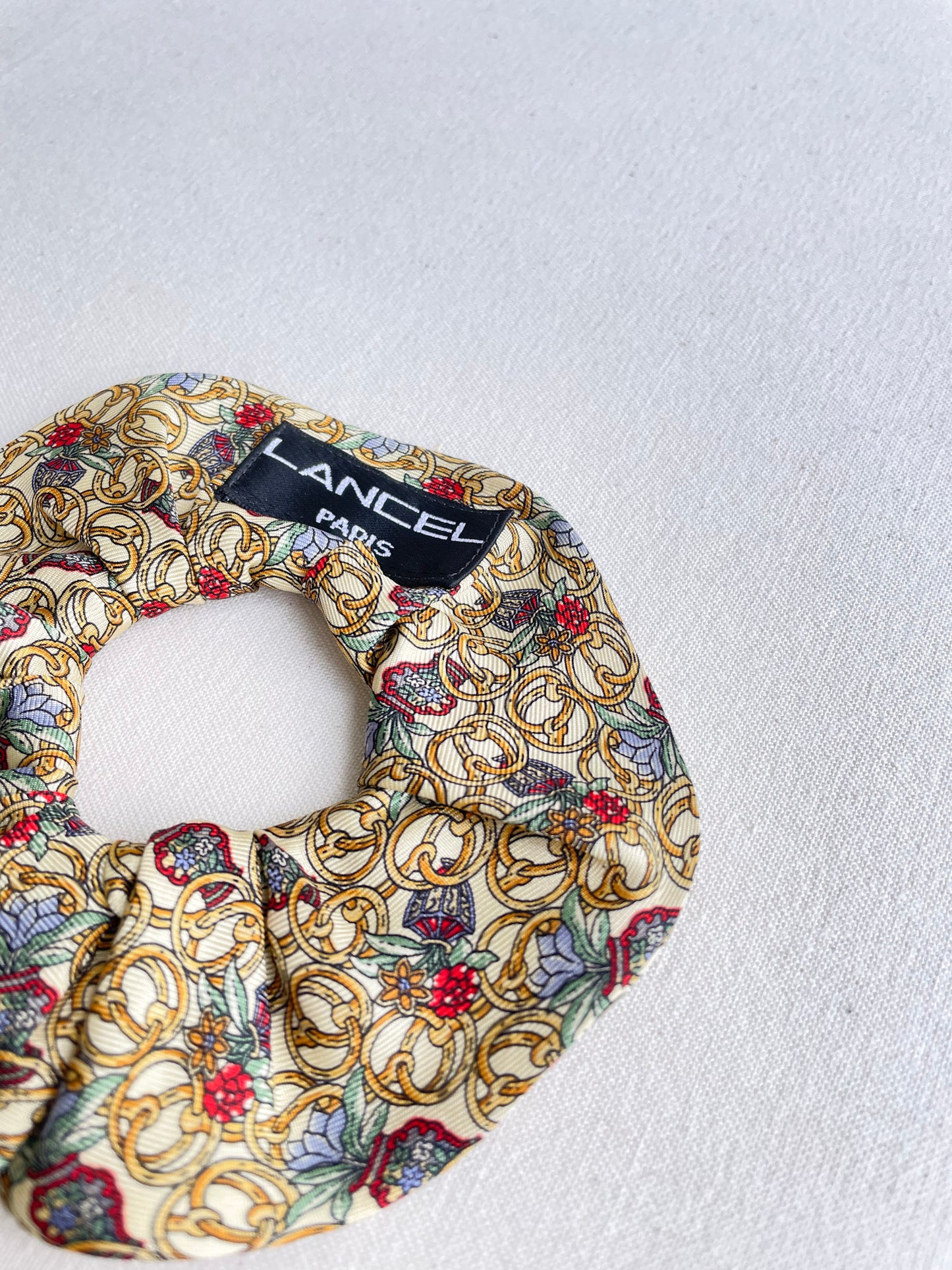 Chouchou Upcyclé Iconique 'Anneaux fleuris'