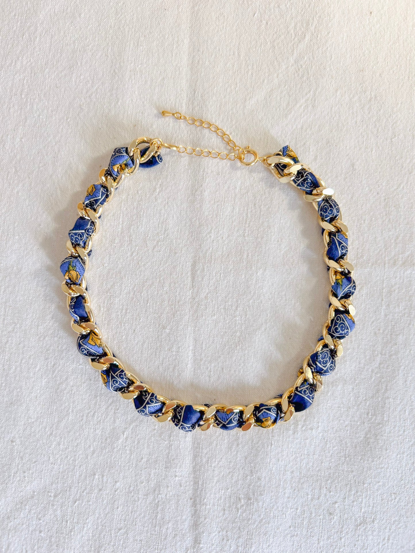 Collier Mailles Upcyclé Tout en Soie 'Golden Rose'