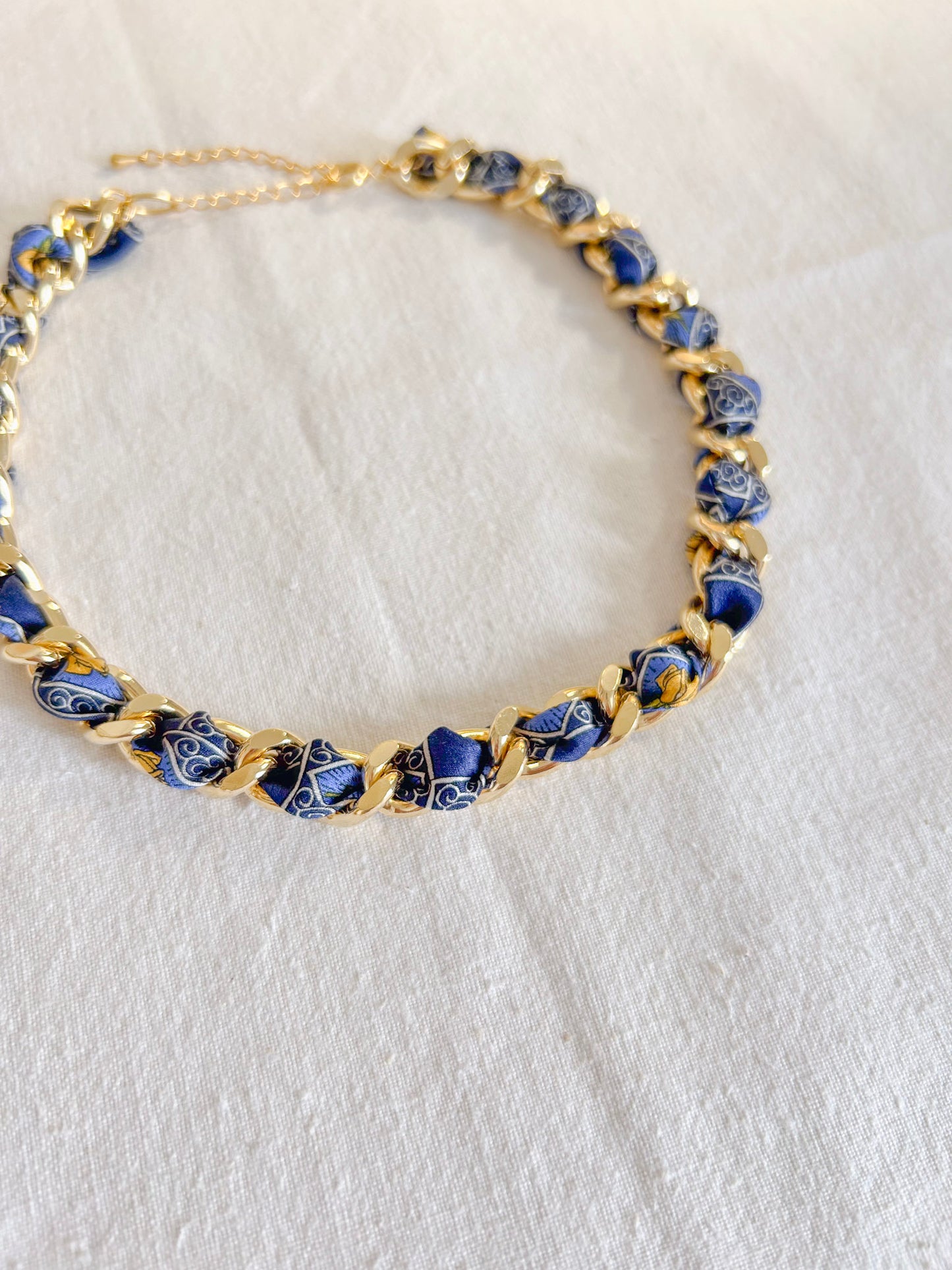 Collier Mailles Upcyclé Tout en Soie 'Golden Rose'