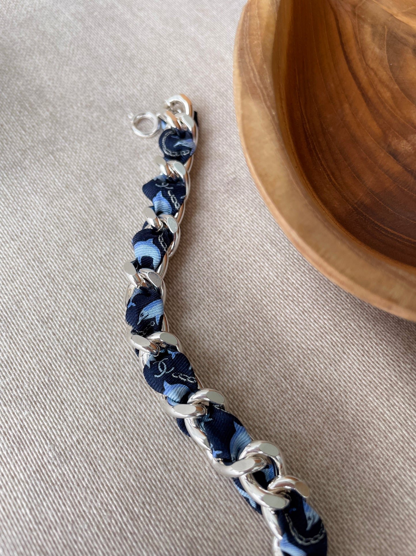 Bracelet Mailles Upcyclé Iconique 'Dauphins Croisière'