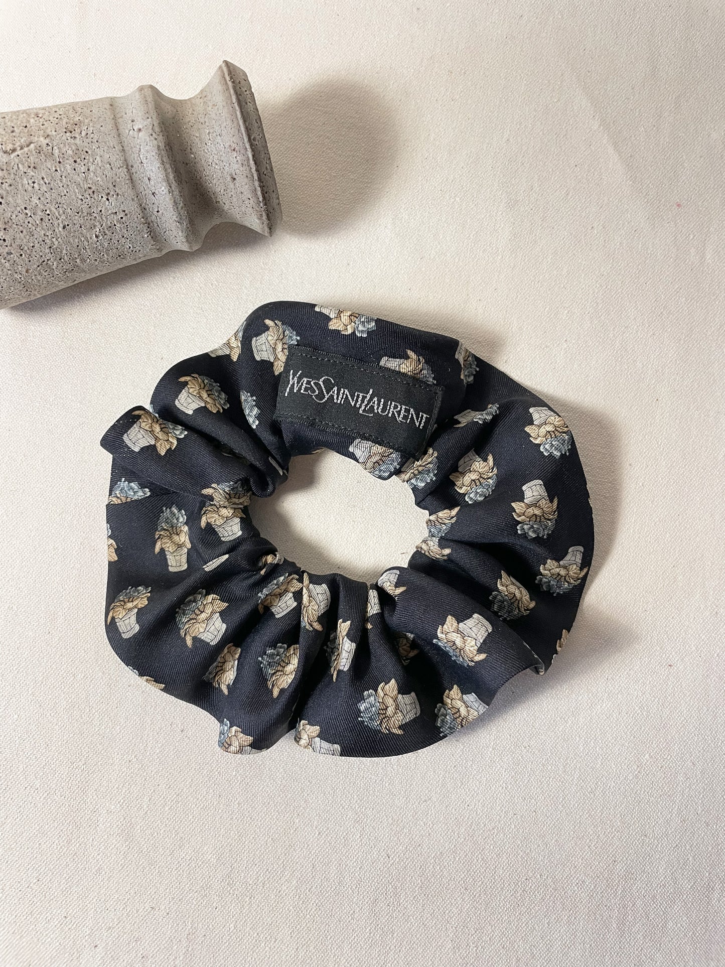 Chouchou Upcyclé Iconique 'Classy Bousquets'