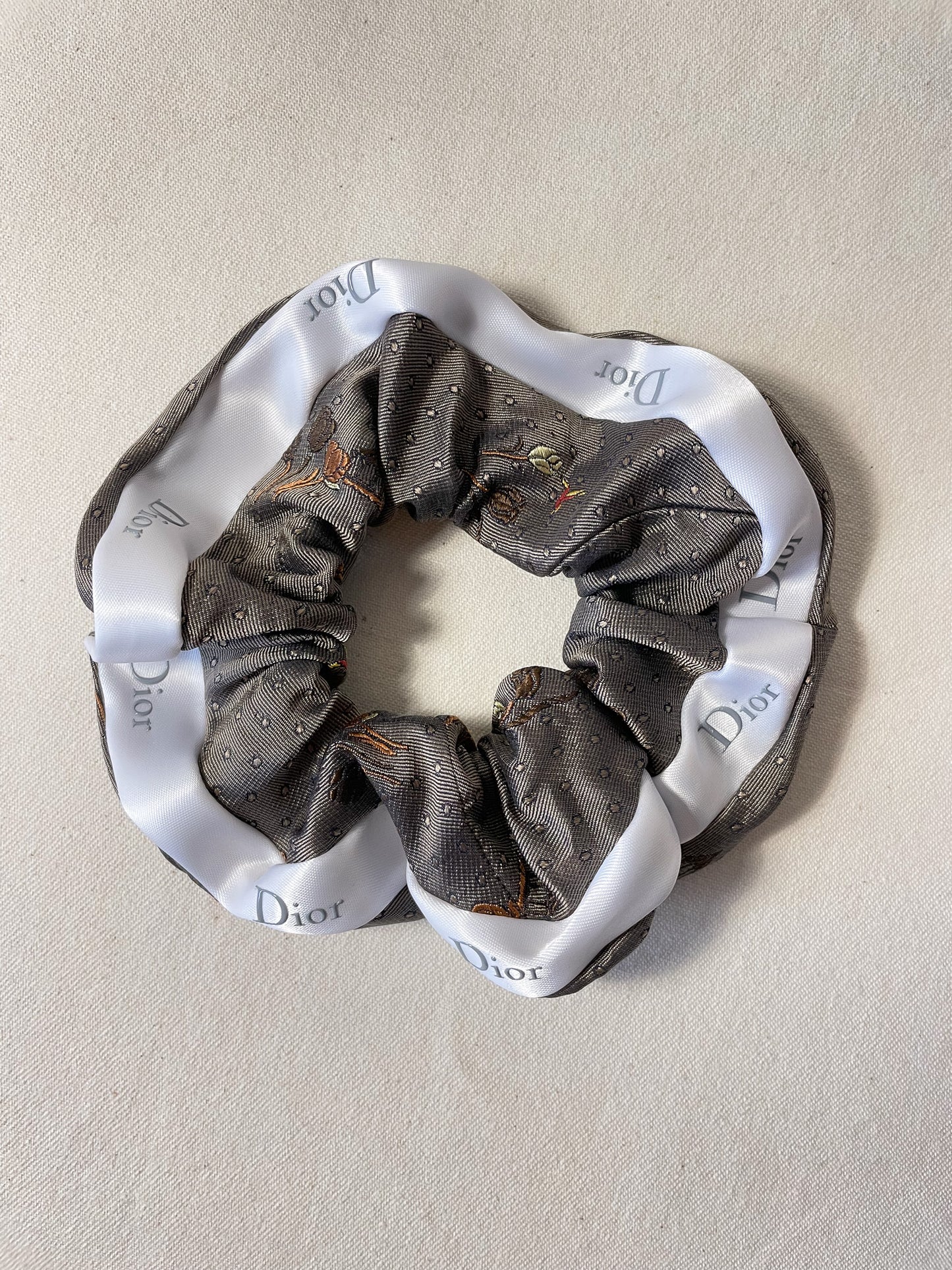 Chouchou Upcyclé Iconique 'Gris d'argent' N°1