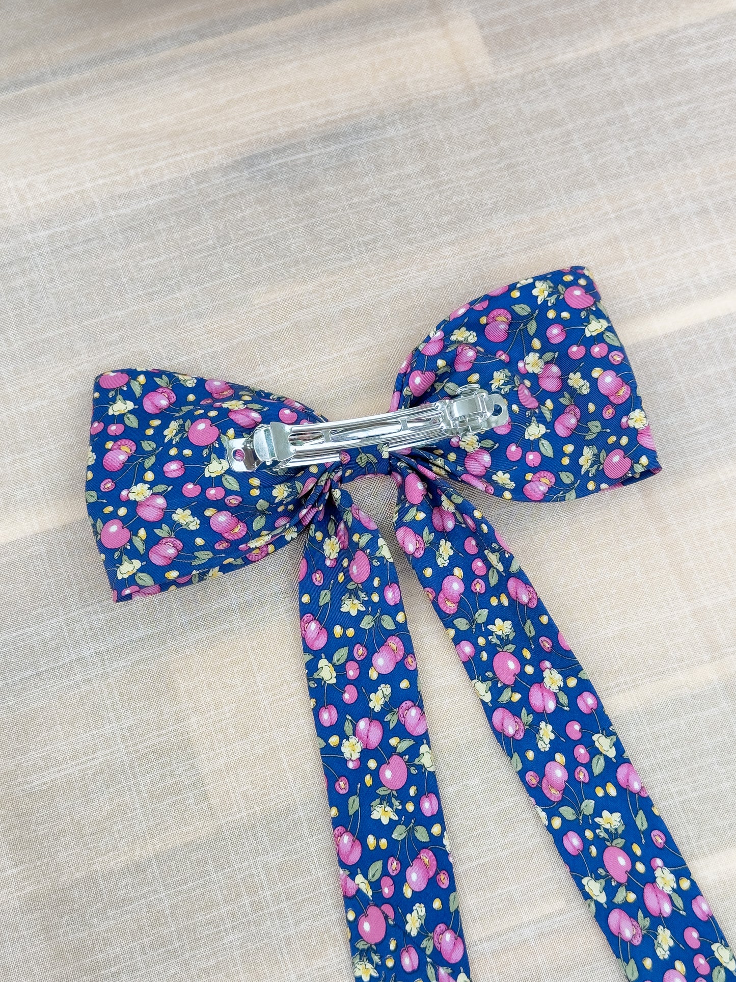 Barrette Nœud Upcyclé 'Ciel de Cerises' (grand)