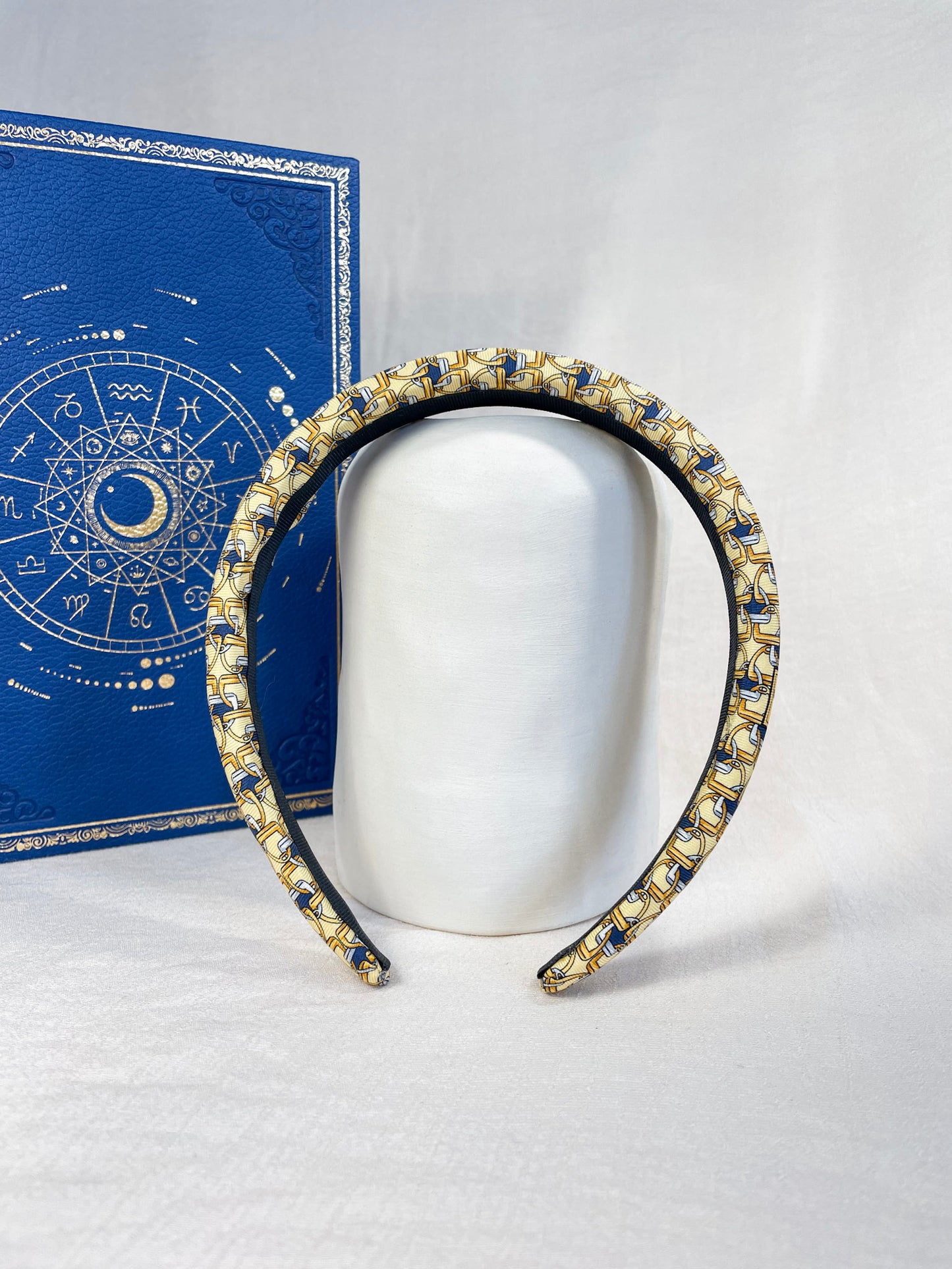 Headband Upcyclé Iconique 'Amour Scellé'