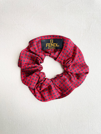 Ensemble Upcyclé Iconique 'Croisements Écarlates'