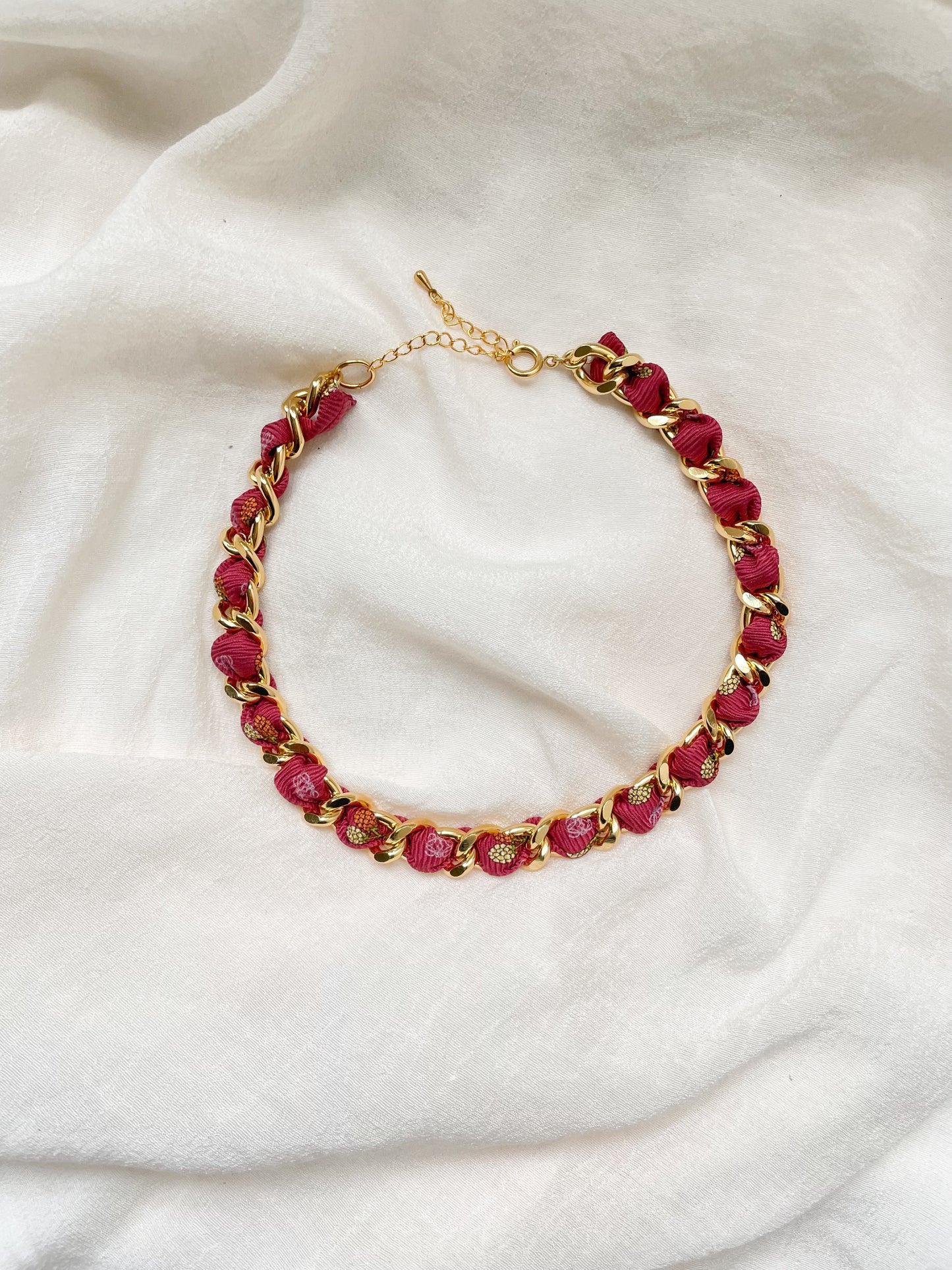 Collier Mailles Upcyclé Tout en Soie 'Rouge Éternel'